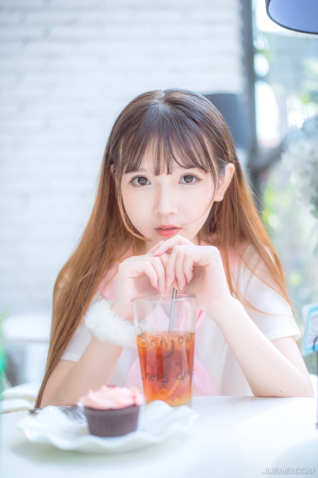 “放开我！”刘璝狠狠地挣了几下，没挣开，不由怒视孟达道：“子度，如今成都已破，你何必还要委曲求全，为这昏庸无能之人说话。”